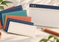Các thẻ nội dung nhiều màu cạnh khung trình duyệt và bút chì minh họa phản hồi Ad Strength Google Ads.