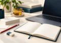 Bút chì đỏ, tẩy và các thẻ nội dung cạnh laptop, minh họa chính sách biên tập Google Ads.