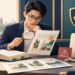 Minh họa kiểm tra Google Ads bị từ chối: chuyên viên đối chiếu mẫu quảng cáo với sách tham khảo cạnh thẻ cảnh báo.