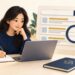 Người học Google Ads Search xem laptop và sổ ghi chú cạnh kính lúp cùng các thẻ kết quả tìm kiếm minh họa.