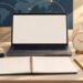 Lịch quảng cáo Google Ads minh họa bằng hai đồng hồ, laptop và sổ kế hoạch