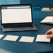 Người học chọn thẻ trang đích cạnh laptop, minh họa lập kế hoạch sitelink Google Ads.
